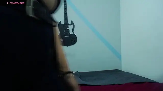 Luna  white online show from March 31, 2026, 4:40 pm