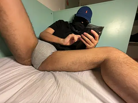 Snapshot of Rebeu_77 chatting on April 14, 2026, 8:15 pm Rebeu 77 online show from April 14, 2026, 8:15 pm