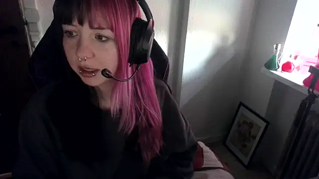 Snapshot of CutieTracer chatting on April 11, 2026, 9:57 am CutieTracer online show from April 11, 2026, 9:57 am