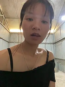 Elisa-a online show from April 13, 2026, 4:18 am