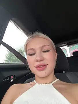 Kiss Auroraa online show from May 15, 2026, 5:03 am