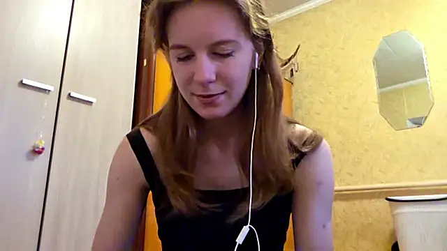 DonnaKuc online show from April 9, 2026, 6:13 am