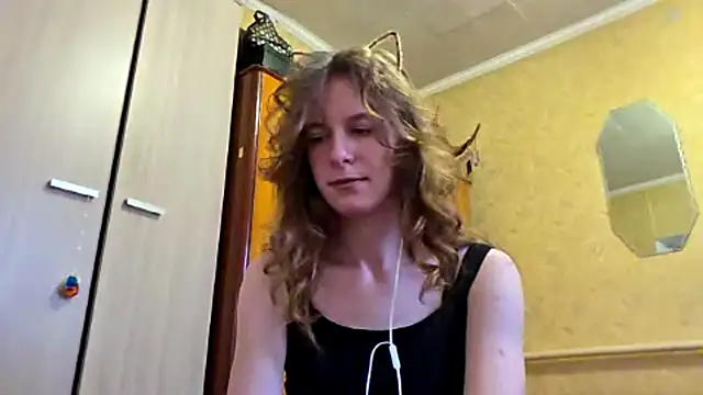 DonnaKuc online show from April 13, 2026, 6:08 am