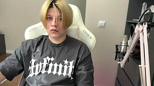 loverria1 online show from April 3, 2026, 11:41 am