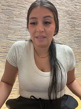Snapshot of VeyraBlack chatting on May 19, 2026, 9:10 pm VeyraBlack online show from May 19, 2026, 9:10 pm