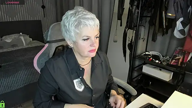 Linda Zef1r online show from April 19, 2026, 1:16 am