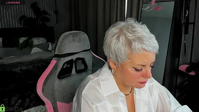 Linda Zef1r online show from May 2, 2026, 1:10 am