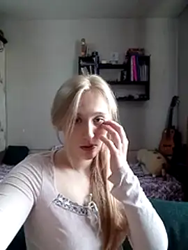 Snapshot of IsOlli chatting on May 19, 2026, 12:00 pm IsOlli online show from May 19, 2026, 12:00 pm