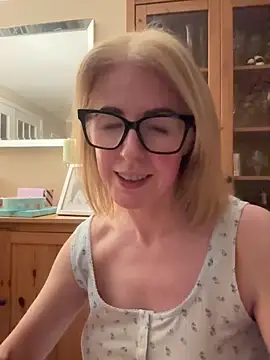 Laylaskyexx online show from April 16, 2026, 9:39 pm