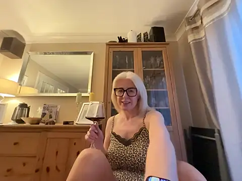 Snapshot of Laylaskyexx chatting on June 24, 2026, 9:03 pm Laylaskyexx online show from June 24, 2026, 9:03 pm
