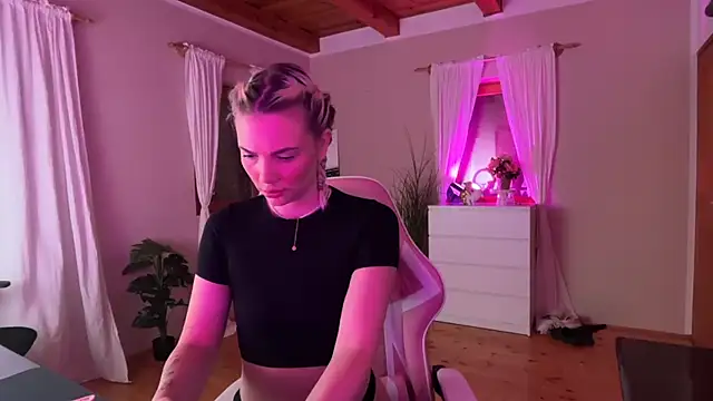Foxy  Bite online show from May 24, 2026, 11:04 am