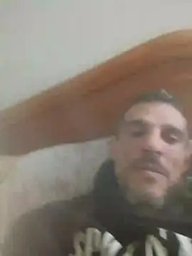 Snapshot of Guillelp chatting on May 20, 2026, 11:44 pm Guillelp online show from May 20, 2026, 11:44 pm