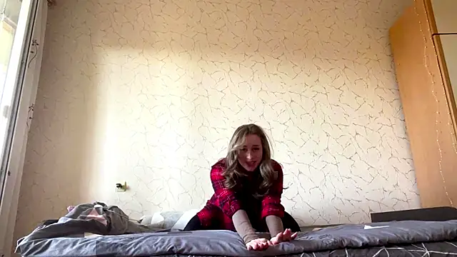 Snapshot of SpringSummers chatting on April 6, 2026, 8:15 am SpringSummers online show from April 6, 2026, 8:15 am