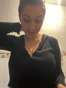 Snapshot of Isabella_varella- chatting on April 15, 2026, 2:57 pm Isabella varella- online show from April 15, 2026, 2:57 pm