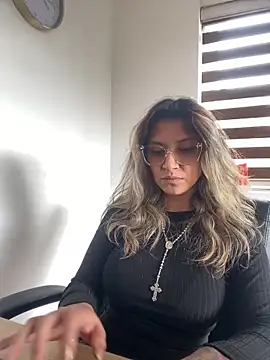 Snapshot of Isabella_varella- chatting on May 11, 2026, 2:56 pm Isabella varella- online show from May 11, 2026, 2:56 pm