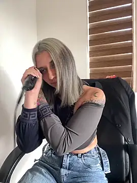 Snapshot of Isabella_varella- chatting on May 14, 2026, 1:29 pm Isabella varella- online show from May 14, 2026, 1:29 pm