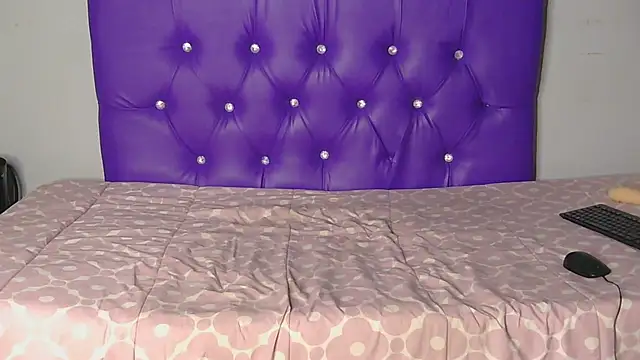 Snapshot of ThickGripper chatting on April 18, 2026, 6:34 pm ThickGripper online show from April 18, 2026, 6:34 pm