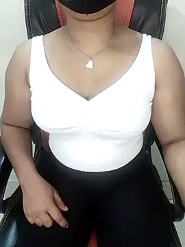 Snapshot of cute-bird- chatting on April 3, 2026, 4:16 pm cute-bird- online show from April 3, 2026, 4:16 pm