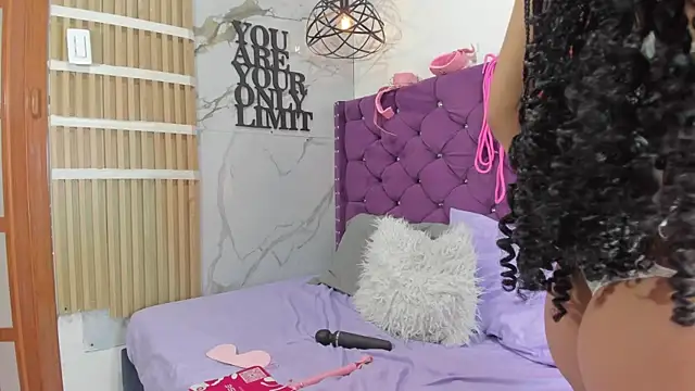 Snapshot of Eva-Lonx chatting on July 7, 2026, 4:33 pm Eva-Lonx online show from July 7, 2026, 4:33 pm