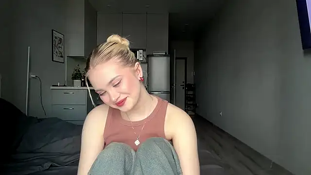 Snapshot of kirtova_ chatting on April 15, 2026, 10:11 am kirtova online show from April 15, 2026, 10:11 am