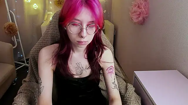 Snapshot of Alice_Nyx chatting on April 10, 2026, 8:35 pm Alice Nyx online show from April 10, 2026, 8:35 pm