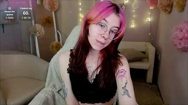 Snapshot of Alice_Nyx chatting on May 15, 2026, 8:38 pm Alice Nyx online show from May 15, 2026, 8:38 pm