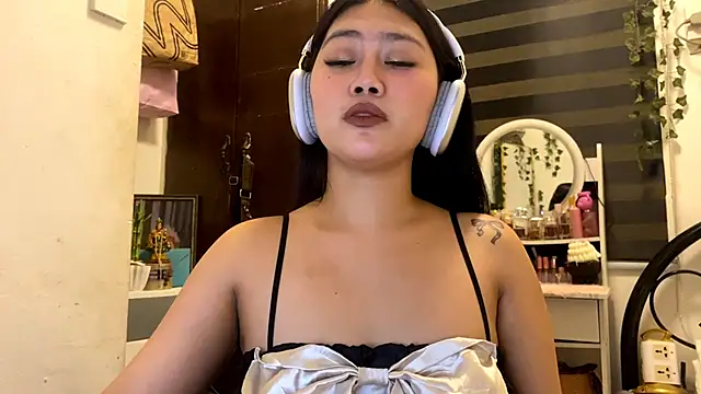 GlindaDejardin online show from May 15, 2026, 5:53 pm
