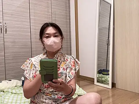 Snapshot of lemonade_madame chatting on July 7, 2026, 12:42 pm lemonade madame online show from July 7, 2026, 12:42 pm