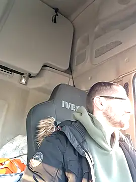 jozsi1995 online show from April 7, 2026, 4:57 am