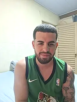 Snapshot of leoxxxgato chatting on April 4, 2026, 9:23 pm leoxxxgato online show from April 4, 2026, 9:23 pm