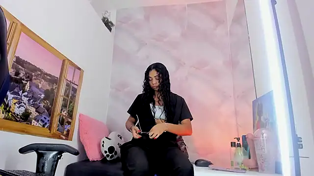 EllyBloom online show from June 15, 2026, 1:13 pm