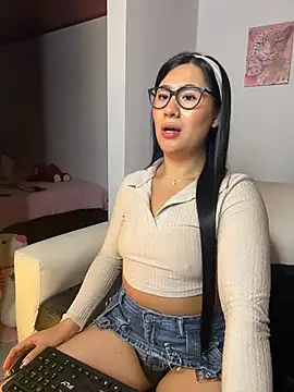 EvelynLeen  online show from April 7, 2026, 11:43 am