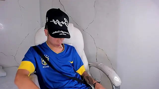 MiloSex  online show from April 20, 2026, 8:21 pm