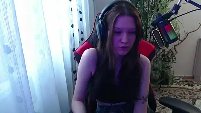 PunyKnee online show from April 28, 2026, 1:05 pm
