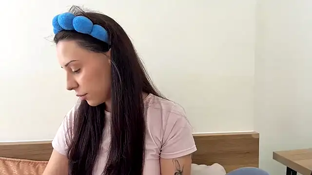 VinitaAskia online show from April 23, 2026, 5:30 am