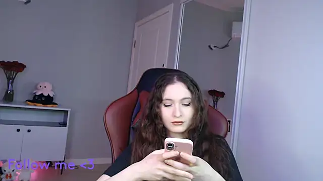 solitudebby online show from April 10, 2026, 5:28 pm