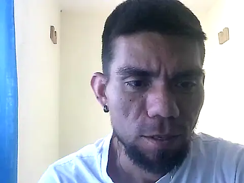 Snapshot of thomas2wood chatting on June 3, 2026, 4:23 pm thomas2wood online show from June 3, 2026, 4:23 pm