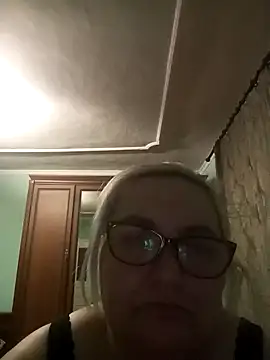 AureliaSky598 online show from May 5, 2026, 7:33 pm