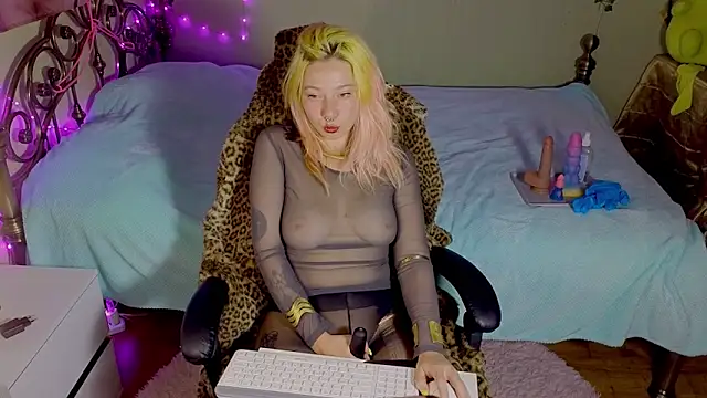 Snapshot of Sansarella chatting on April 28, 2026, 6:24 pm Sansarella online show from April 28, 2026, 6:24 pm