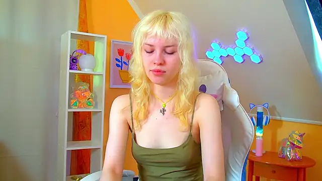 HannahHollis online show from June 3, 2026, 6:16 am