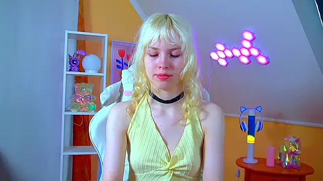 HannahHollis online show from June 14, 2026, 6:15 am