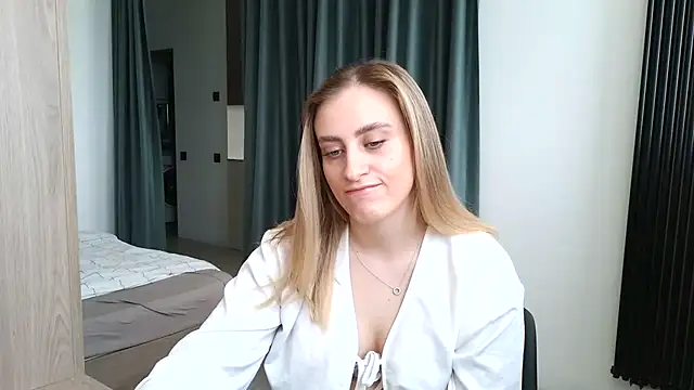 Snapshot of SugarBlondee chatting on June 9, 2026, 11:33 am SugarBlondee online show from June 9, 2026, 11:33 am