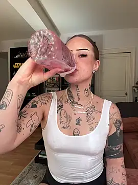 liloutatoou online show from April 14, 2026, 1:39 pm