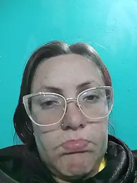 carolinhe26 online show from April 29, 2026, 1:26 pm