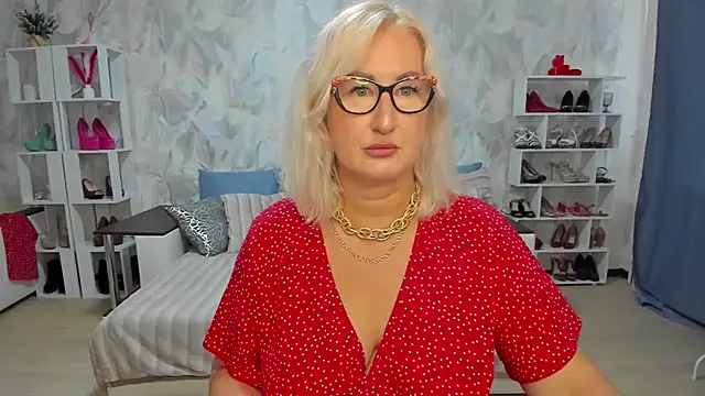 Snapshot of DianaFrances chatting on July 11, 2026, 9:45 am DianaFrances online show from July 11, 2026, 9:45 am