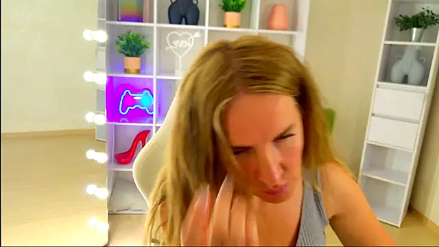 MollyLoll online show from June 29, 2026, 12:38 pm