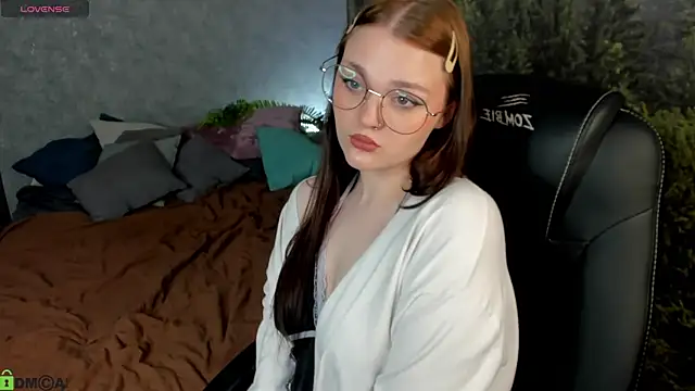 Emilly Hiil online show from May 21, 2026, 12:50 am