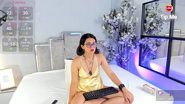 Veronicacarper online show from April 14, 2026, 3:45 am