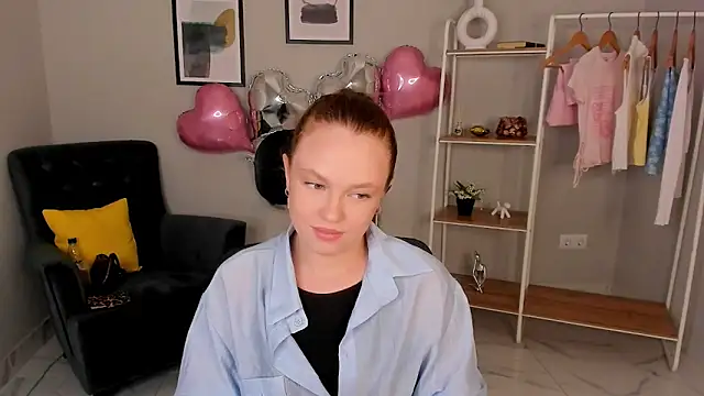 Snapshot of Kira_Lemos chatting on June 9, 2026, 11:55 am Kira Lemos online show from June 9, 2026, 11:55 am
