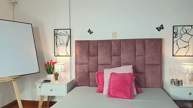 SophiaConor1 online show from April 17, 2026, 7:28 pm